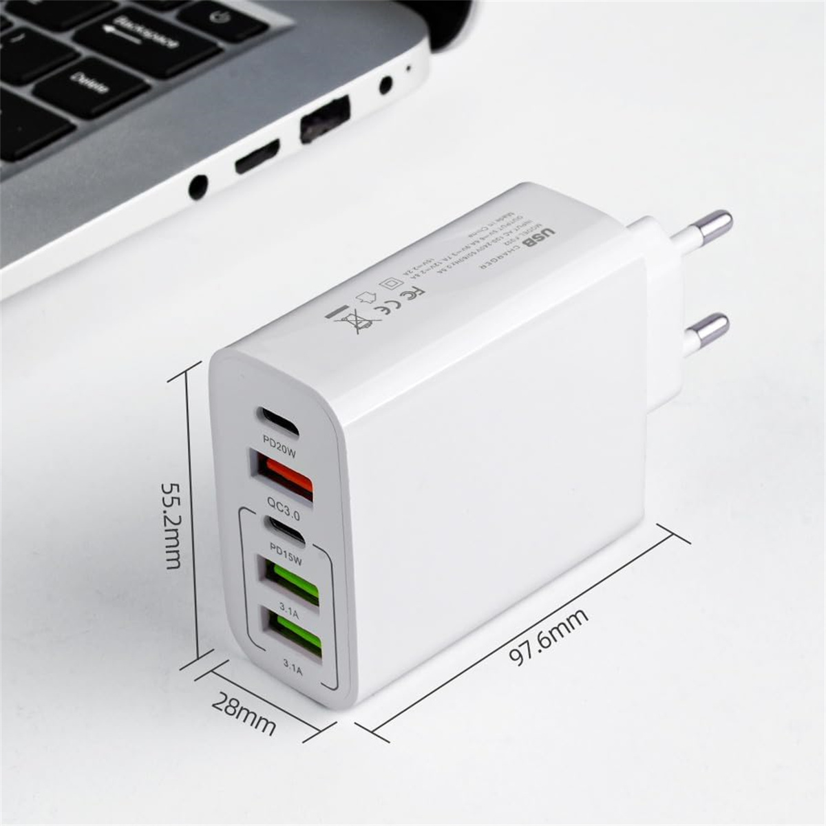 Weißes Ladegerät mit mehreren Anschlüssen, Abmessungen werden angezeigt. USB-Anschlüsse mit Leistungsausgängen.