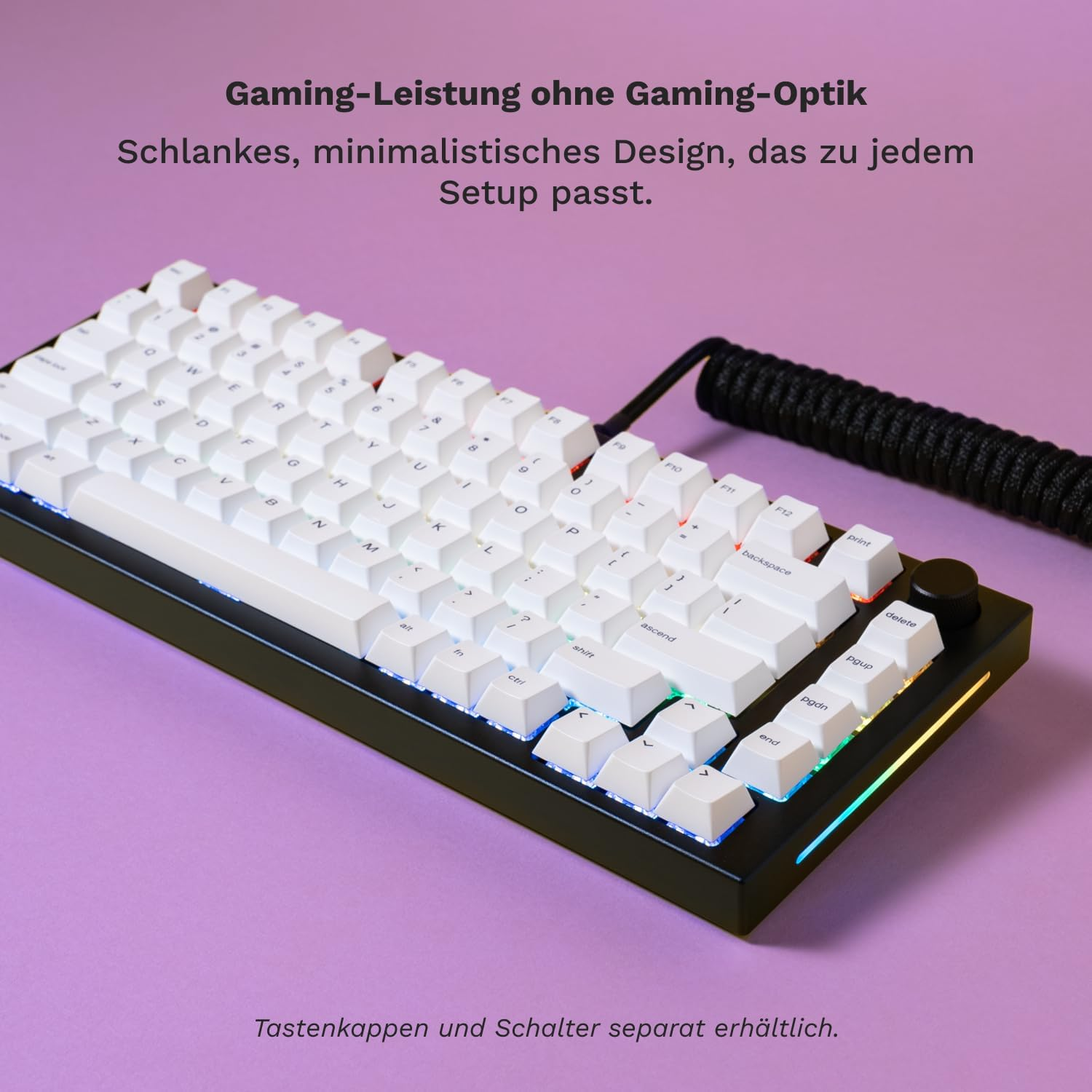 Weiße Tastatur mit Hintergrundbeleuchtung, schwarzem Rahmen und Spiralkabel vor lila Hintergrund.