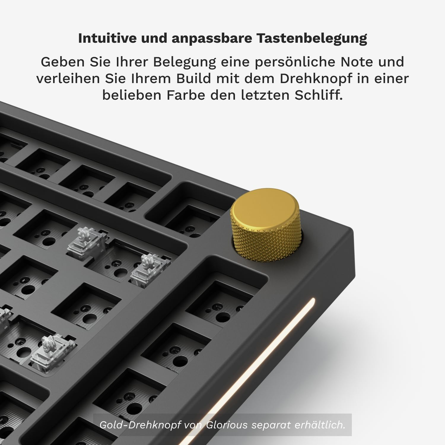 Nahaufnahme einer schwarzen Tastatur. Goldener Knopf oben. Kleine silberne Tasten sichtbar.