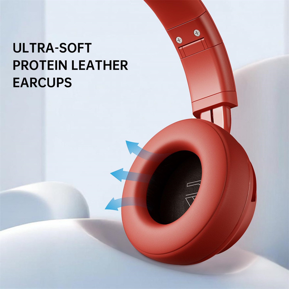Rote Kopfhörer mit Text: 'ULTRA-SOFT PROTEIN LEATHER EARCUPS' und blaue Pfeile auf die Ohrmuscheln.