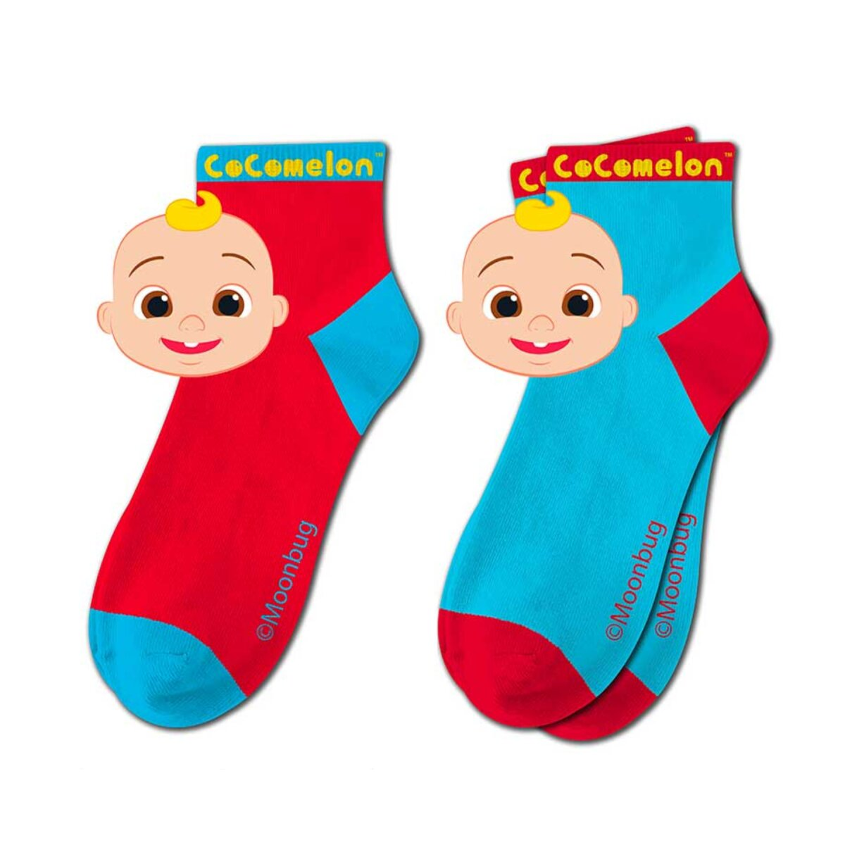 Zwei Socken mit Babygesicht. Eine rot, eine blau, mit CoComelon-Logo und Moonbug-Etikett.