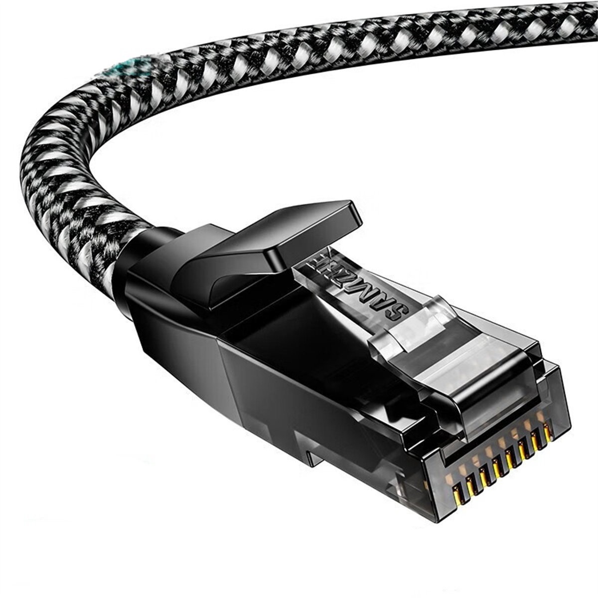 Ein schwarzes Netzwerkkabel mit Stecker, Nahaufnahme vor weißem Hintergrund.