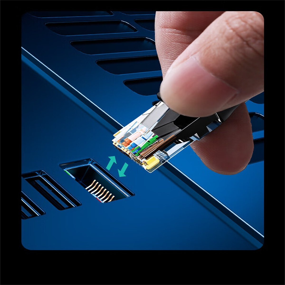 Eine Hand, die ein Ethernet-Kabel in eine blaue Schnittstelle mit grünen und roten Lichtern einsteckt.