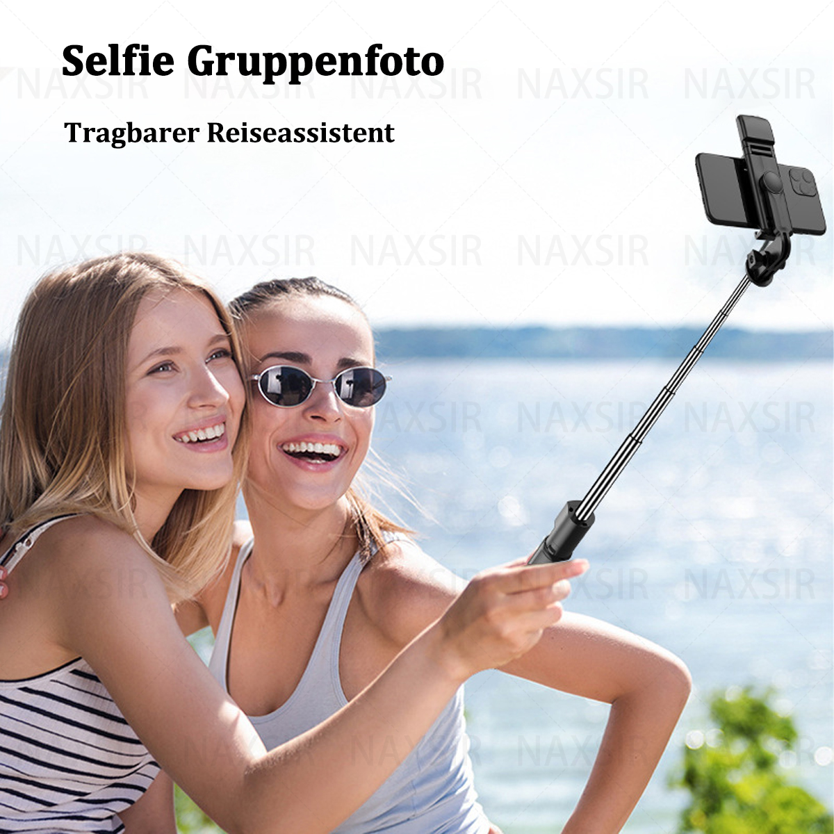 Zwei lächelnde Frauen halten einen Selfie-Stick mit einem Telefon und Text über ihnen.
