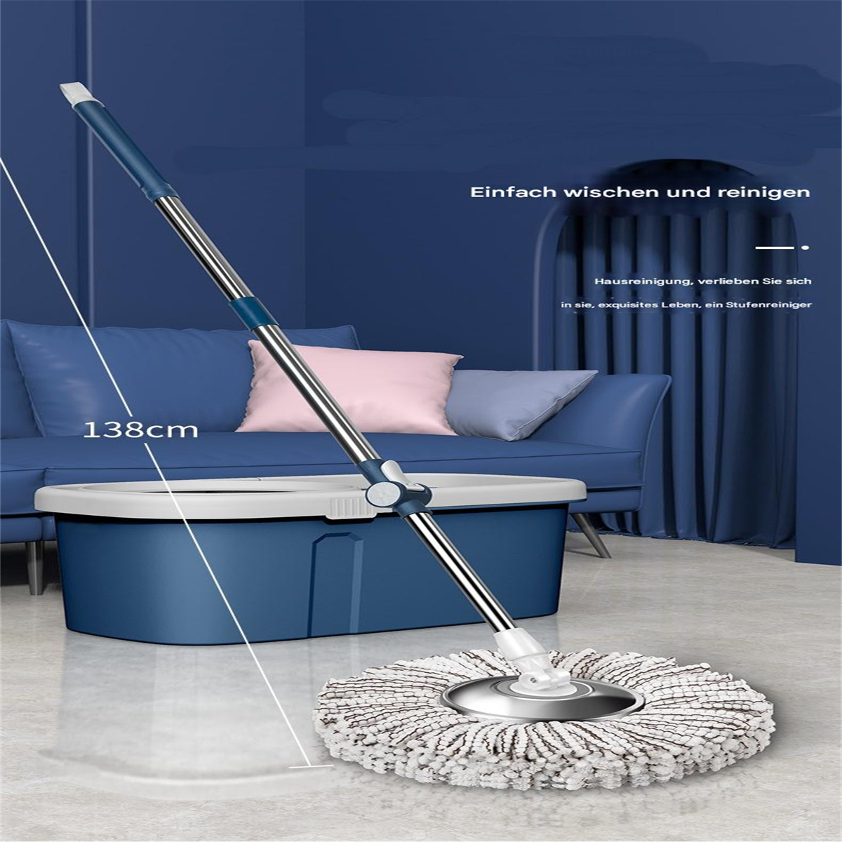 Blauer Moppeimer und Mopp, der Mopp in Reinigungsposition, neben einem blauen Sofa.