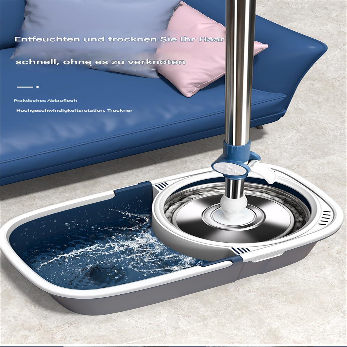 Mop und Eimer in Gebrauch. Wasser im Eimer. Blaues Sofa im Hintergrund.