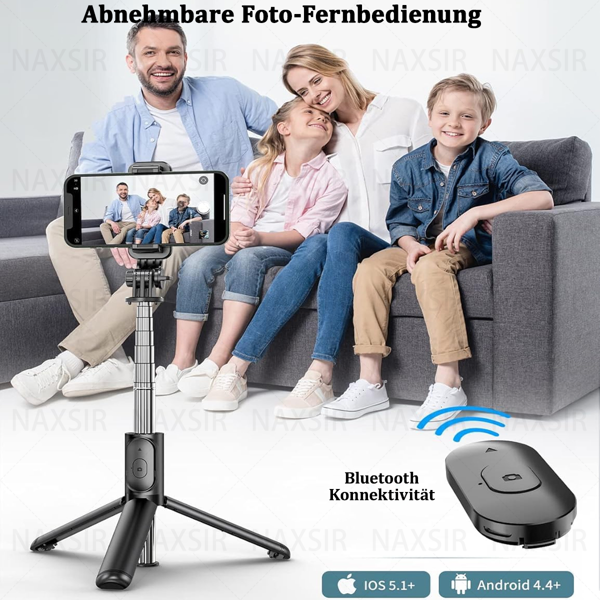 Eine Familie macht ein Foto mit einem Selfie-Stick. Sie sitzen auf einem Sofa. Eine Fernbedienung liegt daneben.