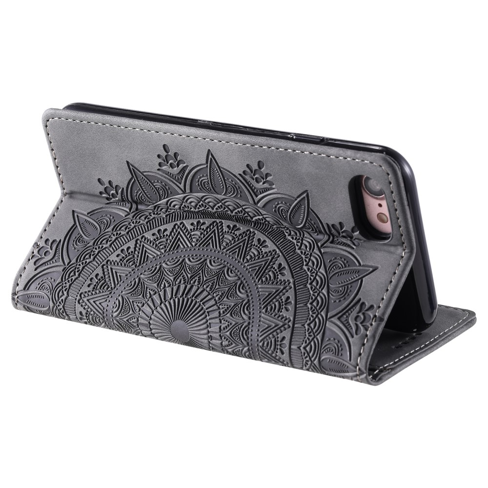 Eine graue Handyhülle mit Mandala-Design, geöffnet, um ein Telefon zu zeigen.