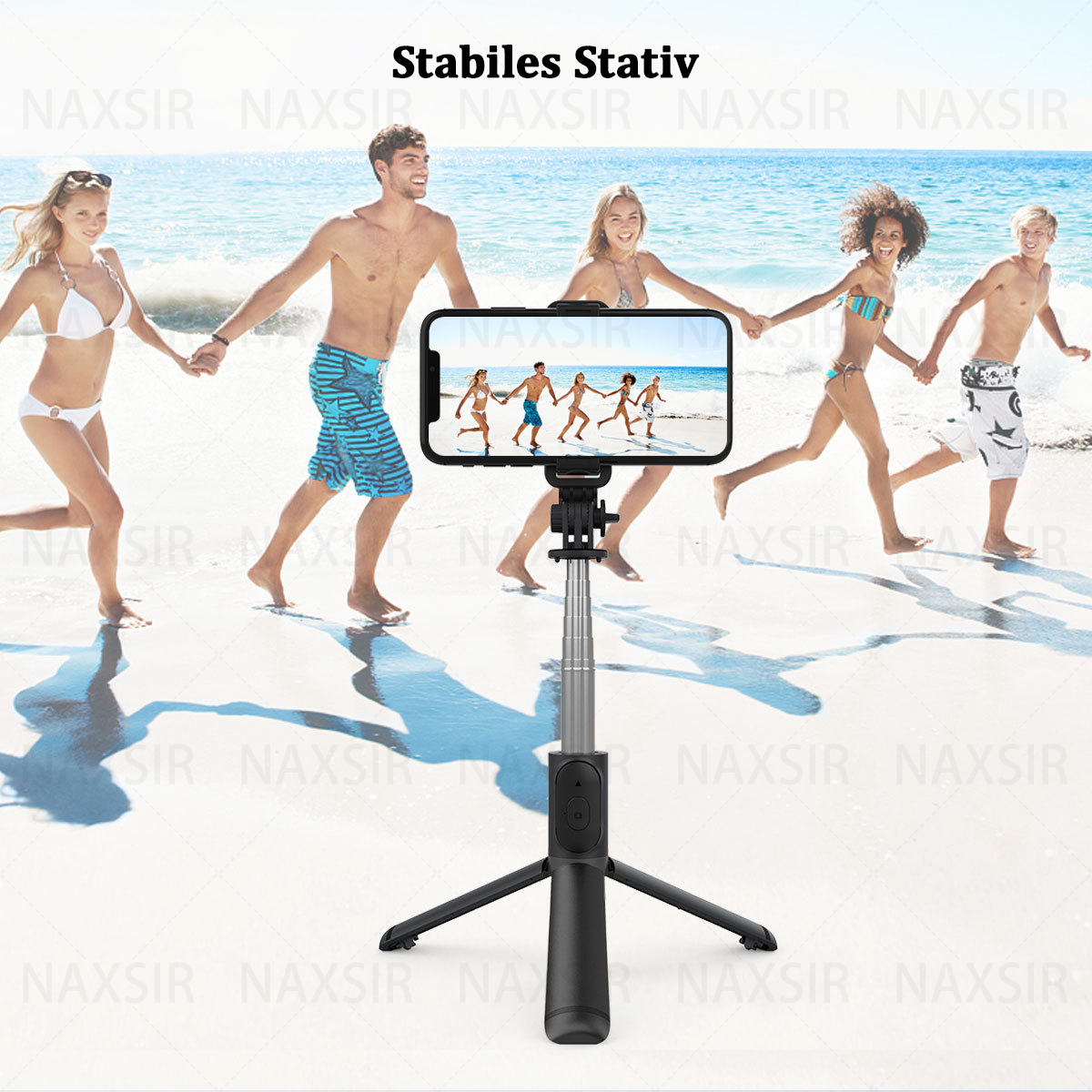 Ein Selfie-Stick mit einem Telefon und sechs Personen, die am Strand laufen. Die Personen halten Hände.