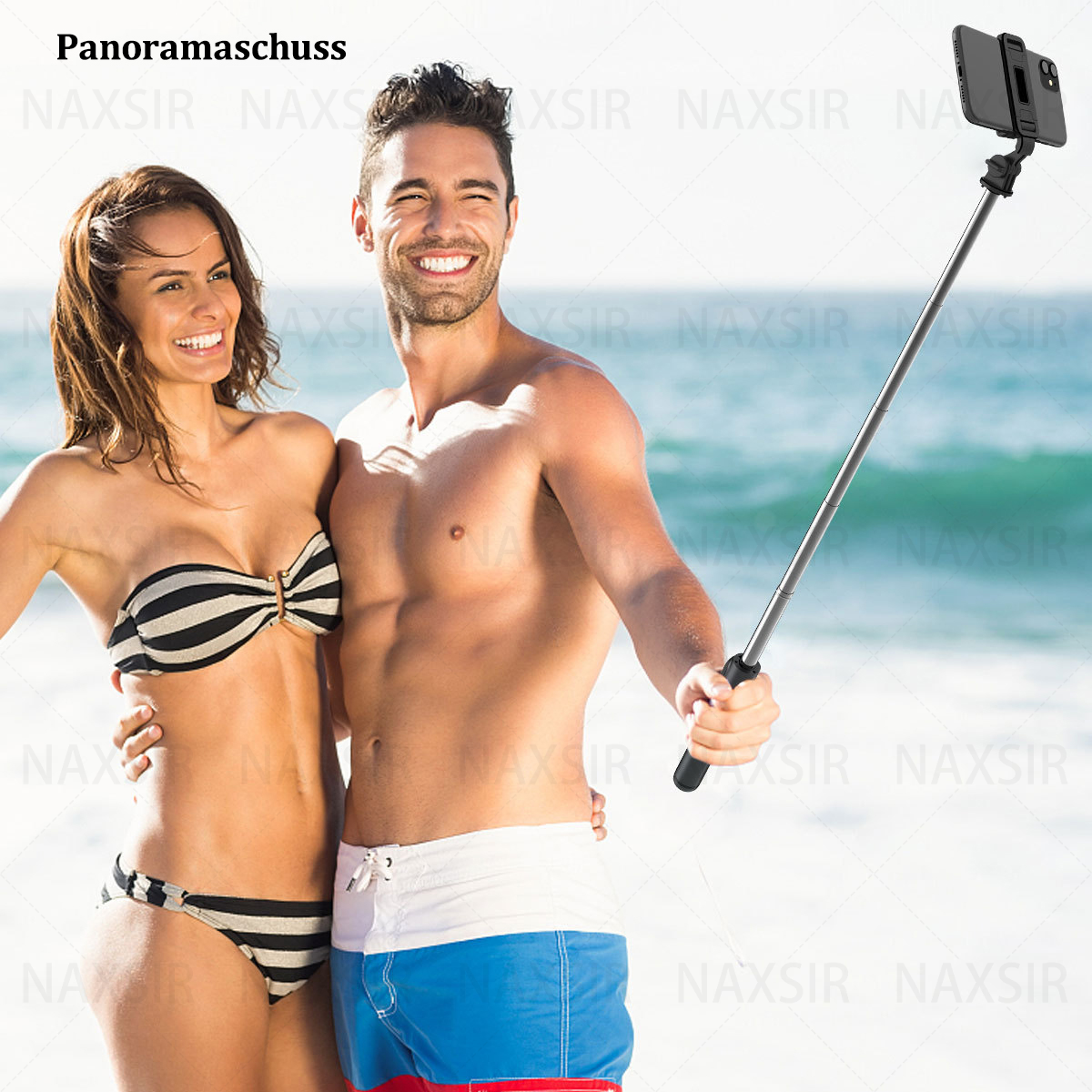 Ein Paar macht ein Selfie mit einem Selfie-Stick. Sie stehen am Strand.