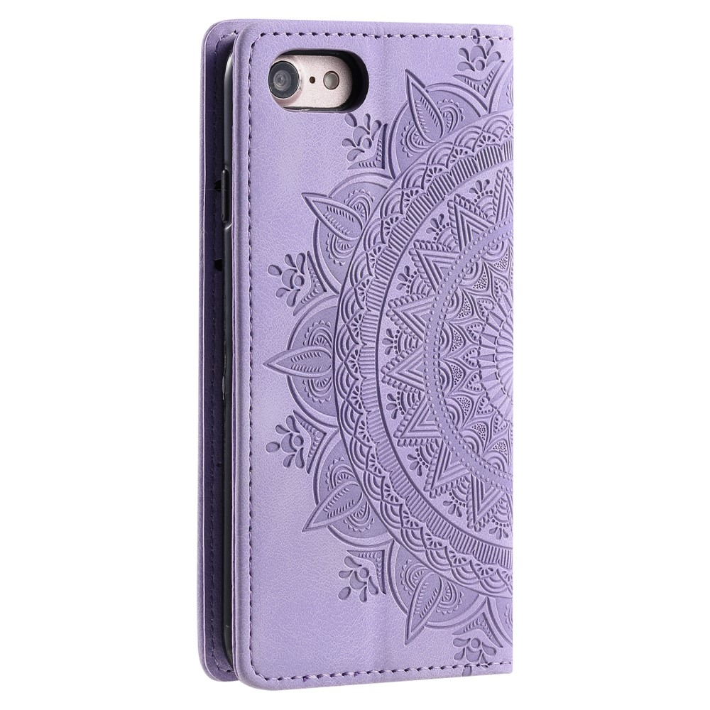 Lila Handyhülle mit Mandala-Design. Telefon sichtbar. Hintergrund: weiß.