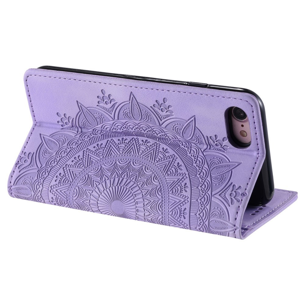Lila Handyhülle mit Mandala-Design offen, Telefon innen. Schwarzer Rahmen, weißer Hintergrund.