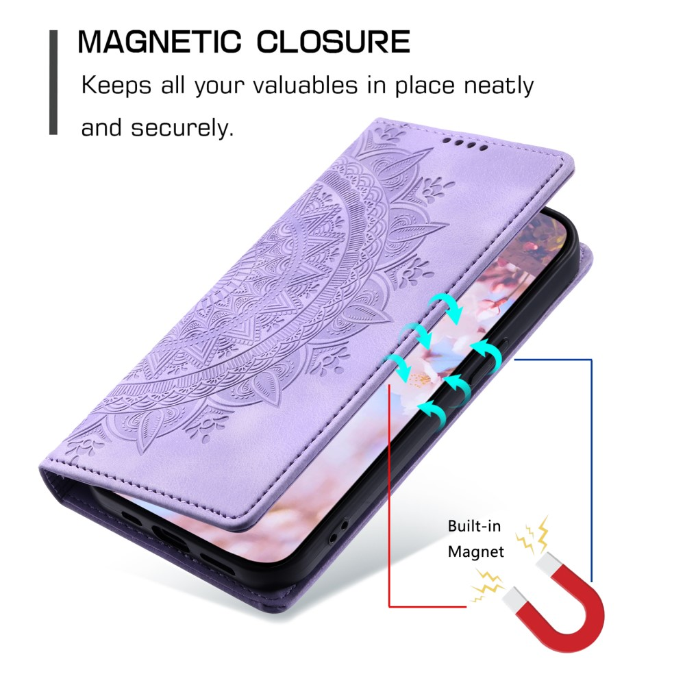 Lila Handyhülle offen, Telefon zeigend. Text und Pfeile zeigen auf Magneten. Hintergrund: weiß.