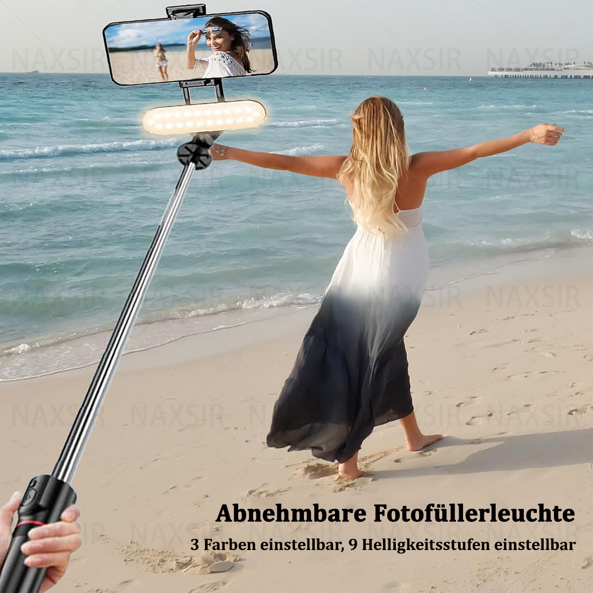 Frau hält Selfie-Stick am Strand. Der Stick hat ein Licht. Text: Einstellbares Licht und Farbe.