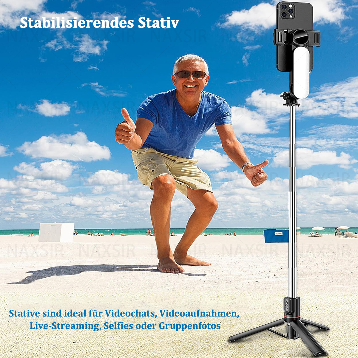 Mann macht Selfie mit Stativ. Strandhintergrund. Der Mann ist glücklich.