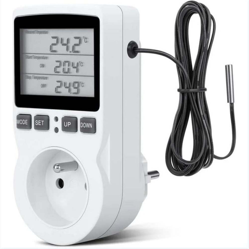 Weißes digitales Thermostat mit Stecker, Knöpfen und Display. Ein schwarzes Kabel mit Sensor ist befestigt.