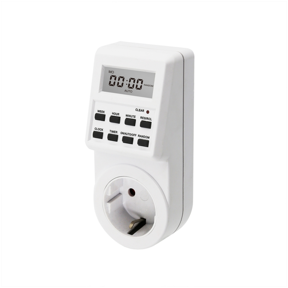 Ein weißer digitaler Timer mit mehreren Tasten und einem Bildschirm. Er ist in eine Steckdose gesteckt.