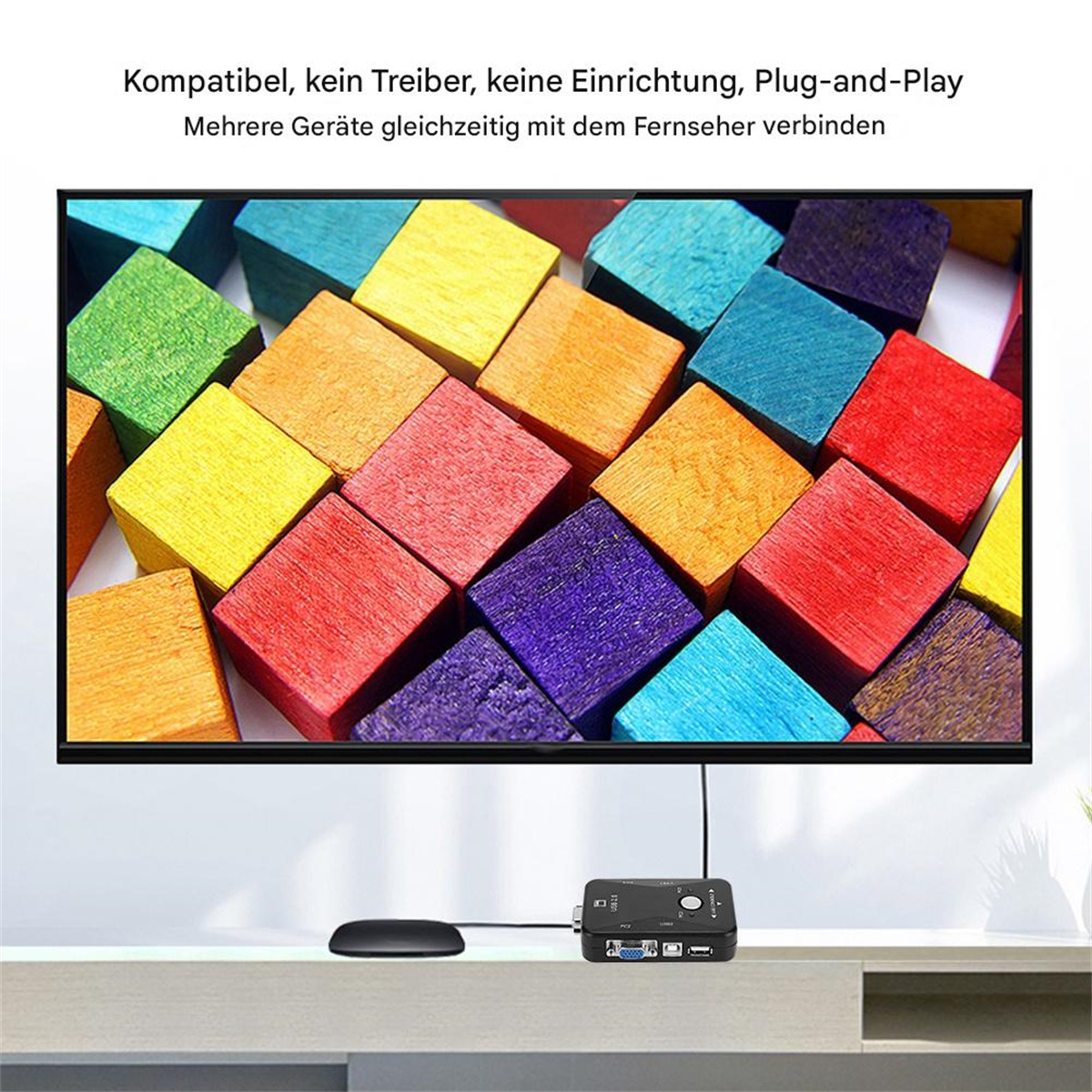 Ein schwarzer USB-Switch, der mit einem Fernseher verbunden ist, der farbenfrohe Blöcke anzeigt. Text auf dem Bildschirm: 'Plug-and-Play'.