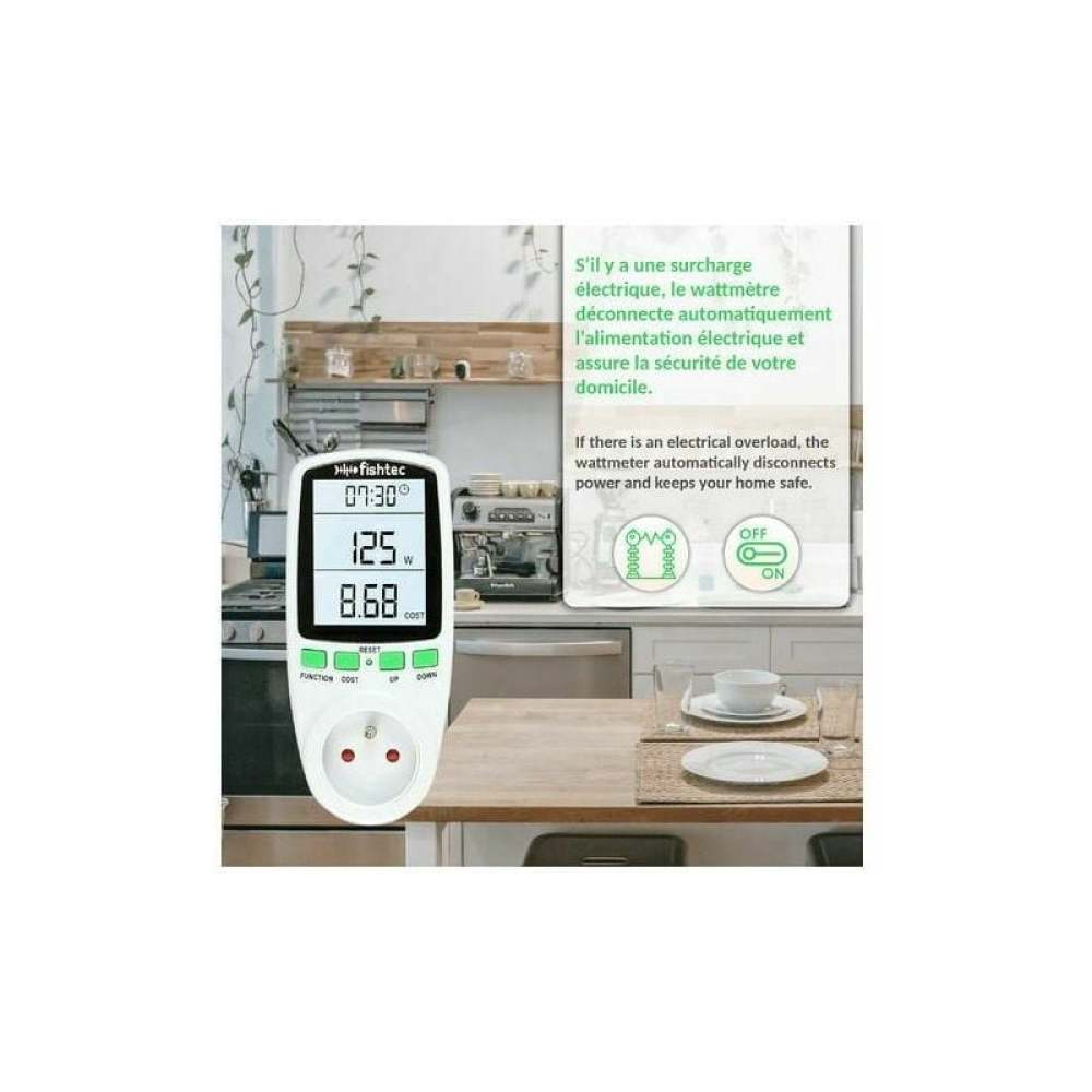 Weißes digitales Energiemessgerät mit grünem Display, platziert in einer Küchenumgebung.