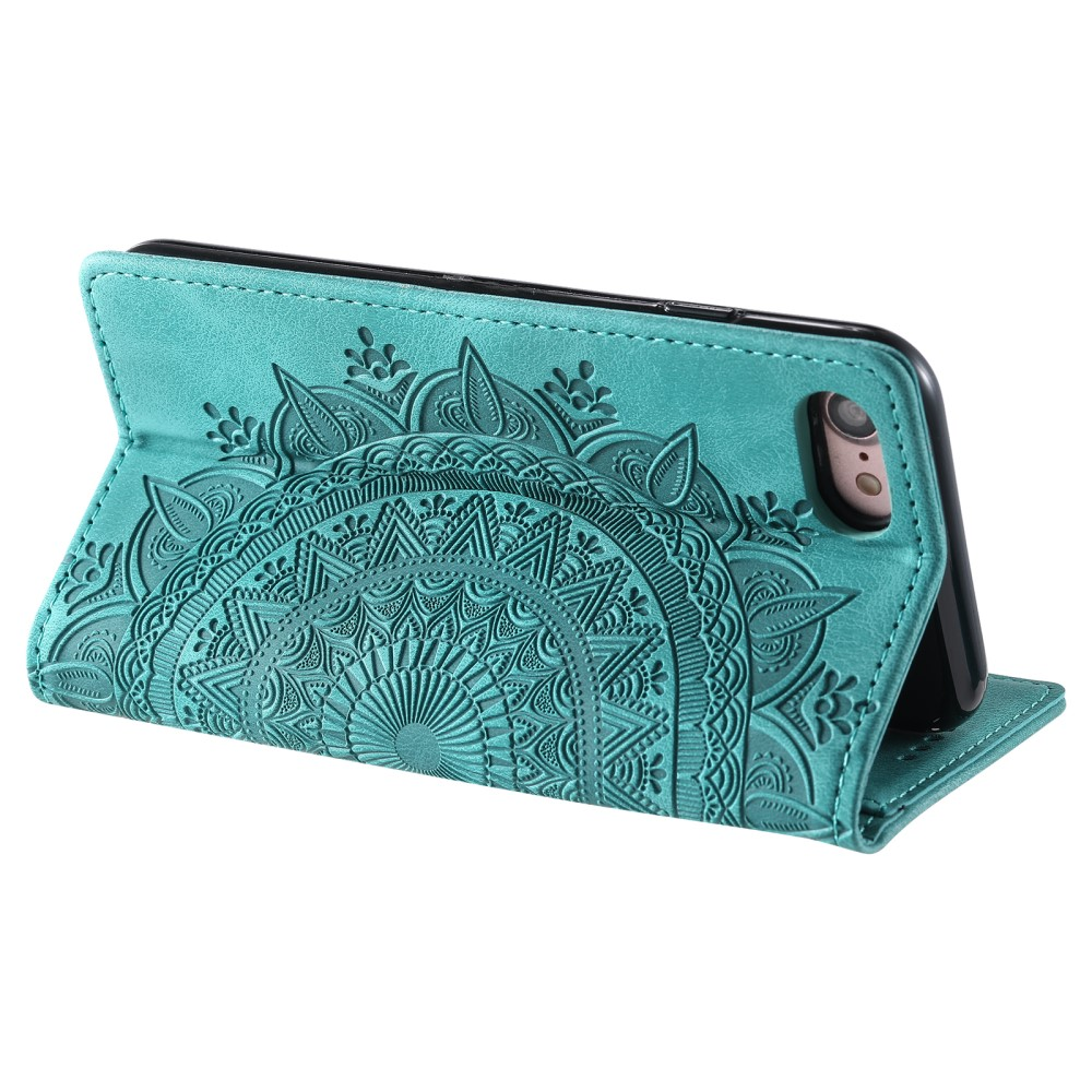 Türkisfarbenes Handyhülle mit Mandala-Design, geöffnet und aufgestellt. Telefon im Inneren sichtbar.