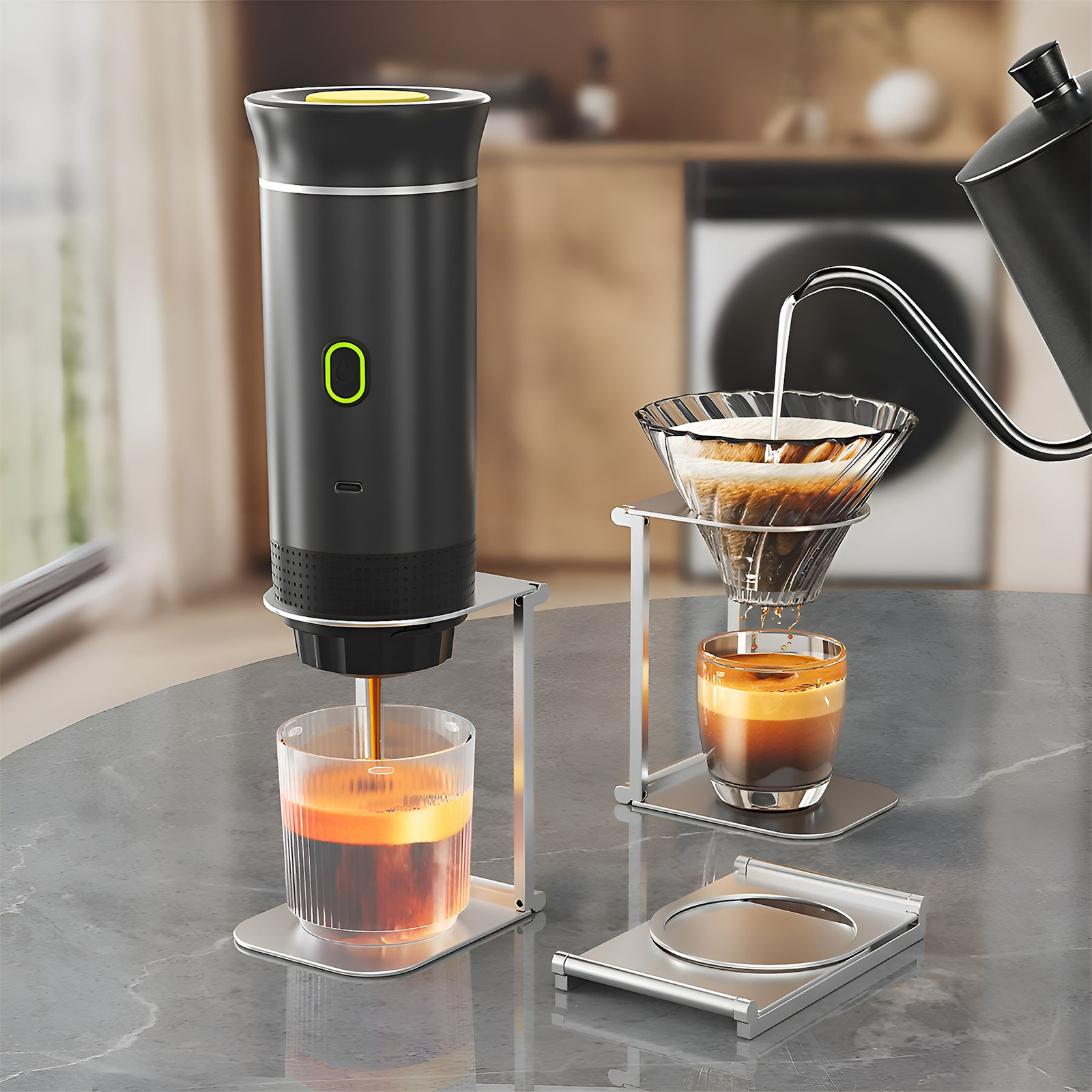 Schwarz-silberne Kaffeemaschine mit einströmendem Kaffee.