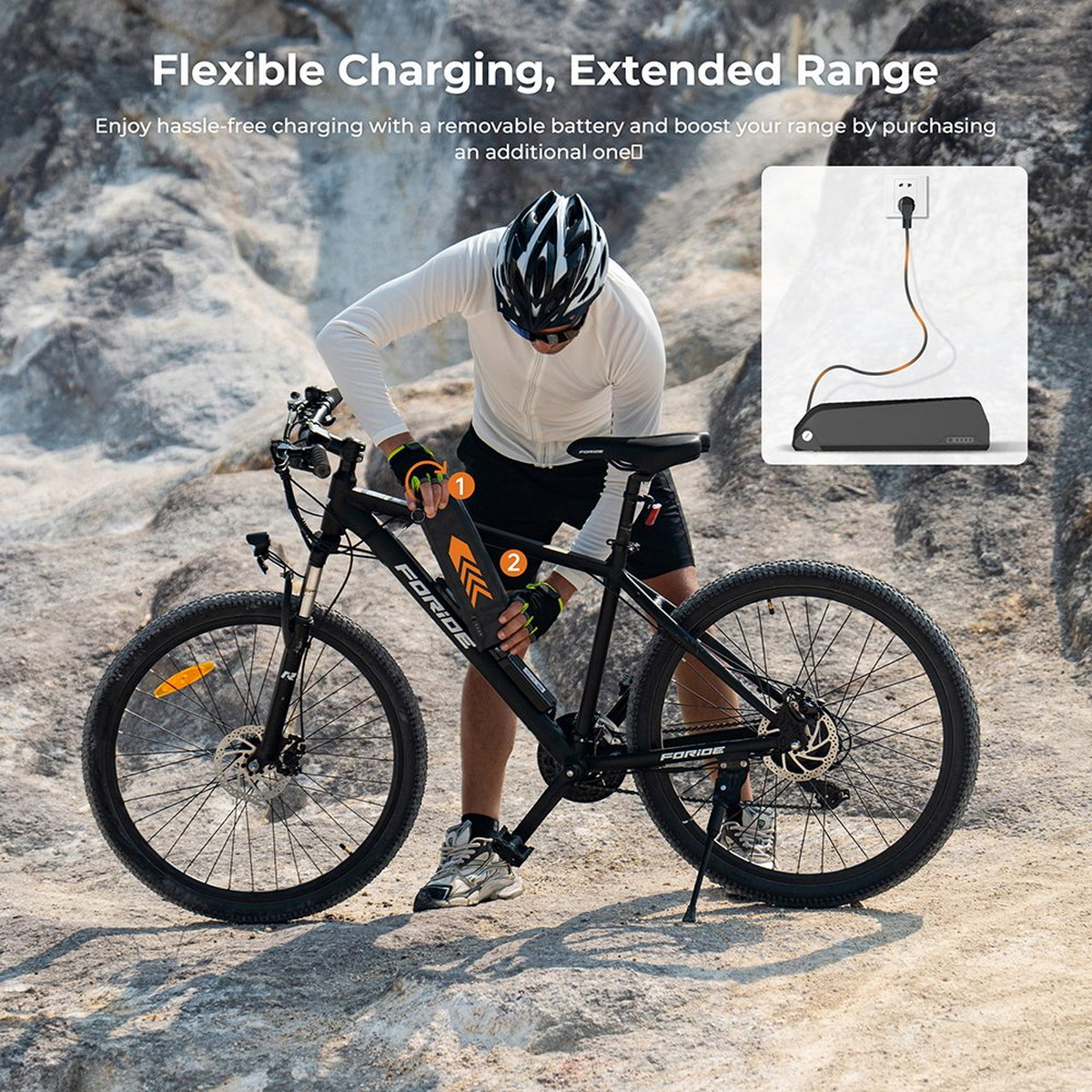 Mężczyzna w kasku mocuje baterię do czarnego roweru elektrycznego, z grafiką kabla ładującego.