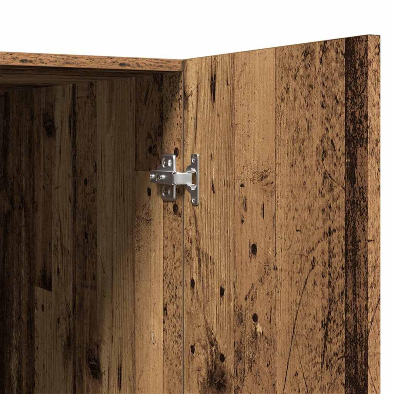 Nahaufnahme eines Scharniers an einer Holzschranktür. Die Tür ist braun.
