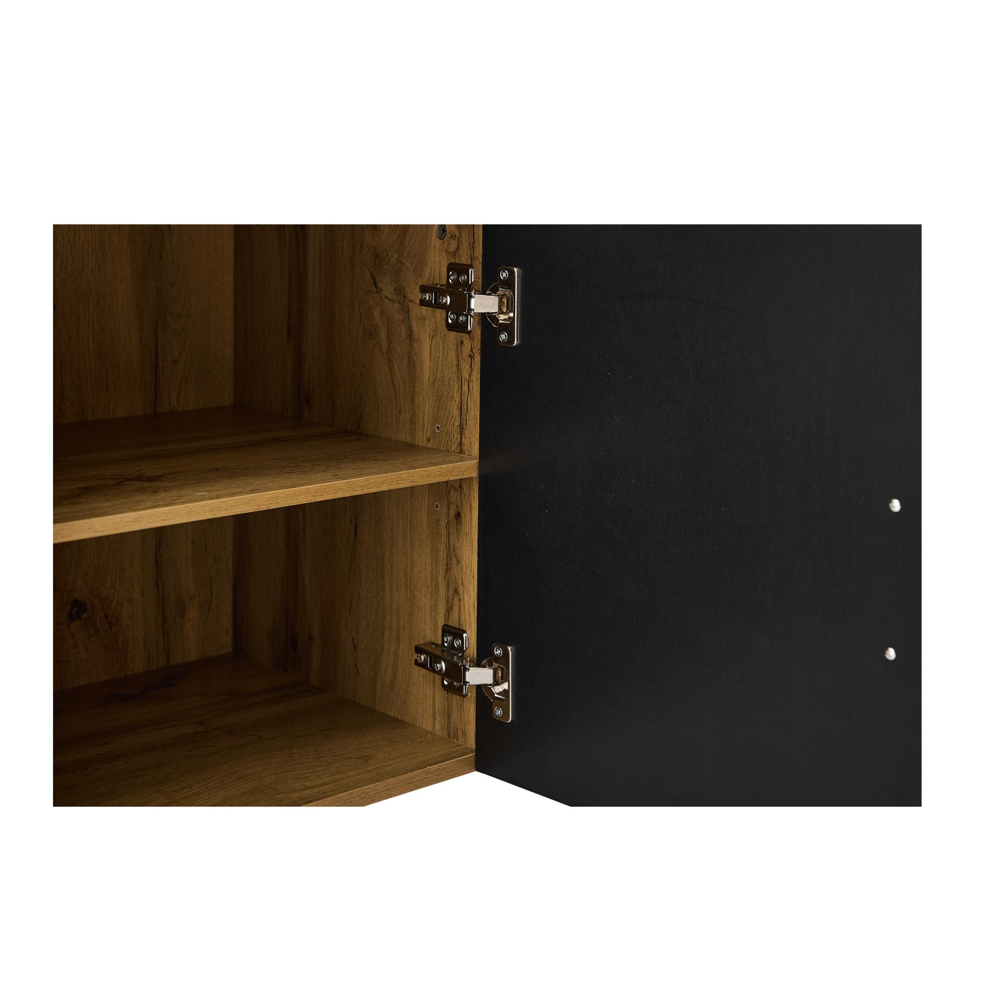 Offener Holzschrank mit Regalen und einer schwarzen Innentür.