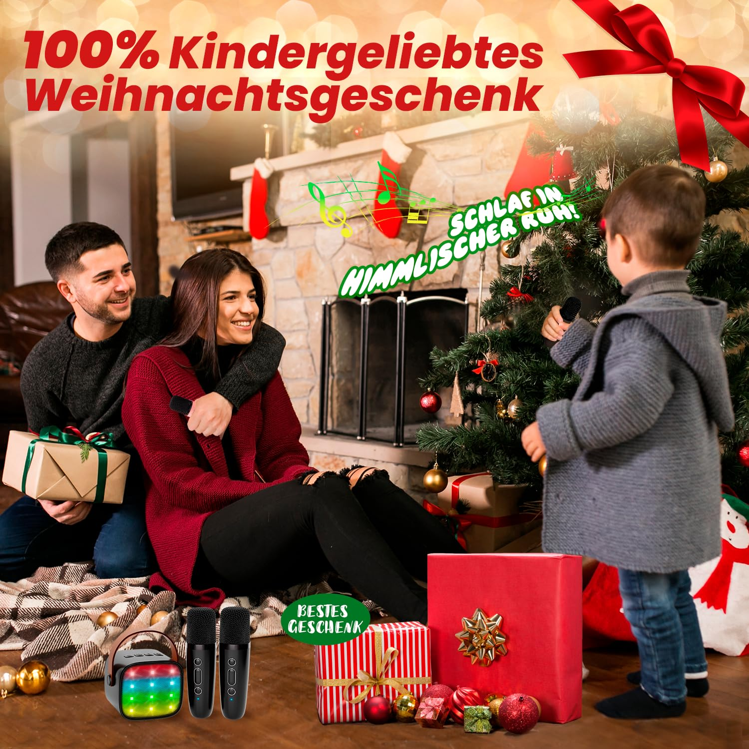 Familie singt Karaoke am Weihnachtsbaum. Geschenke und Mikrofone im Vordergrund.