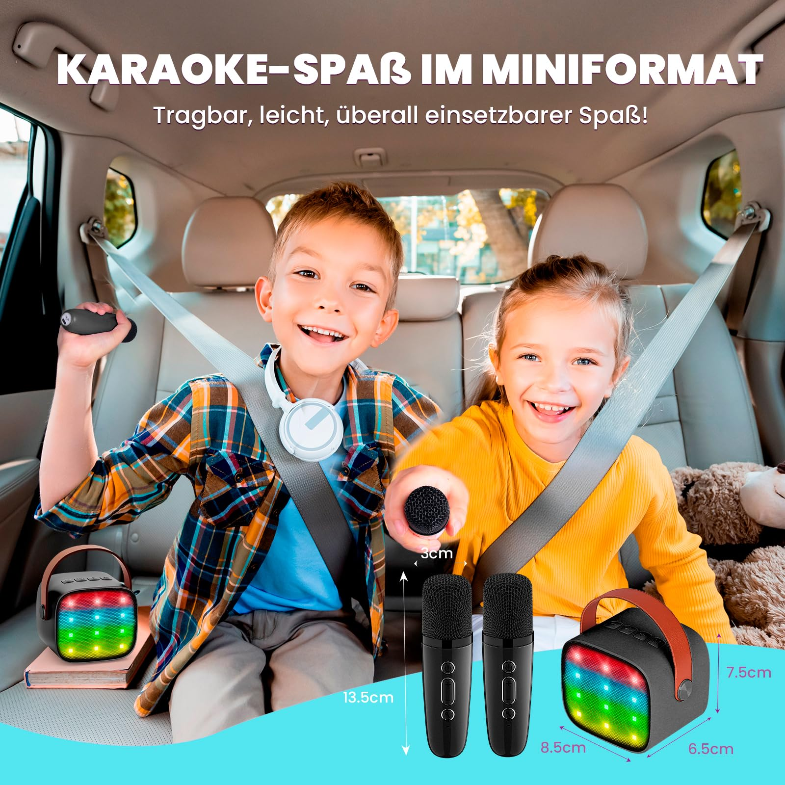 Zwei Kinder im Auto singen Karaoke mit Mikrofonen und Lautsprecher. Spielszene.
