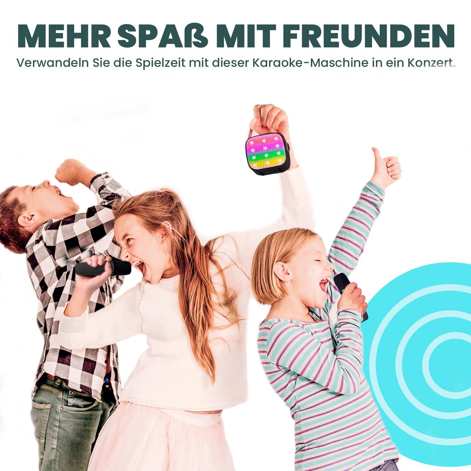 Drei Kinder singen mit Mikrofonen. Eine Karaoke-Maschine ist im Hintergrund.