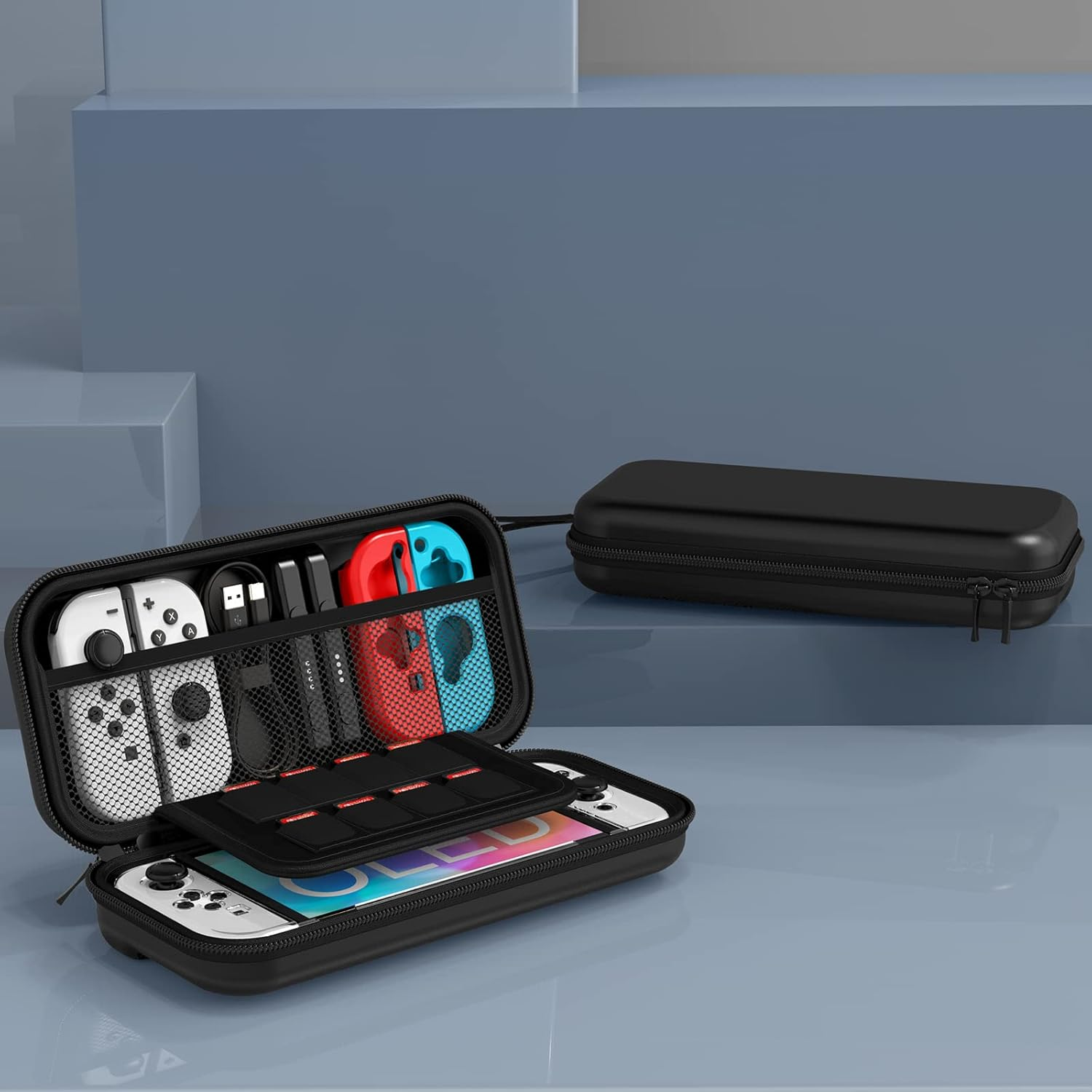 Ein schwarzer Koffer mit einer Nintendo Switch Konsole und Zubehör, mit geöffneten und geschlossenen Ansichten.