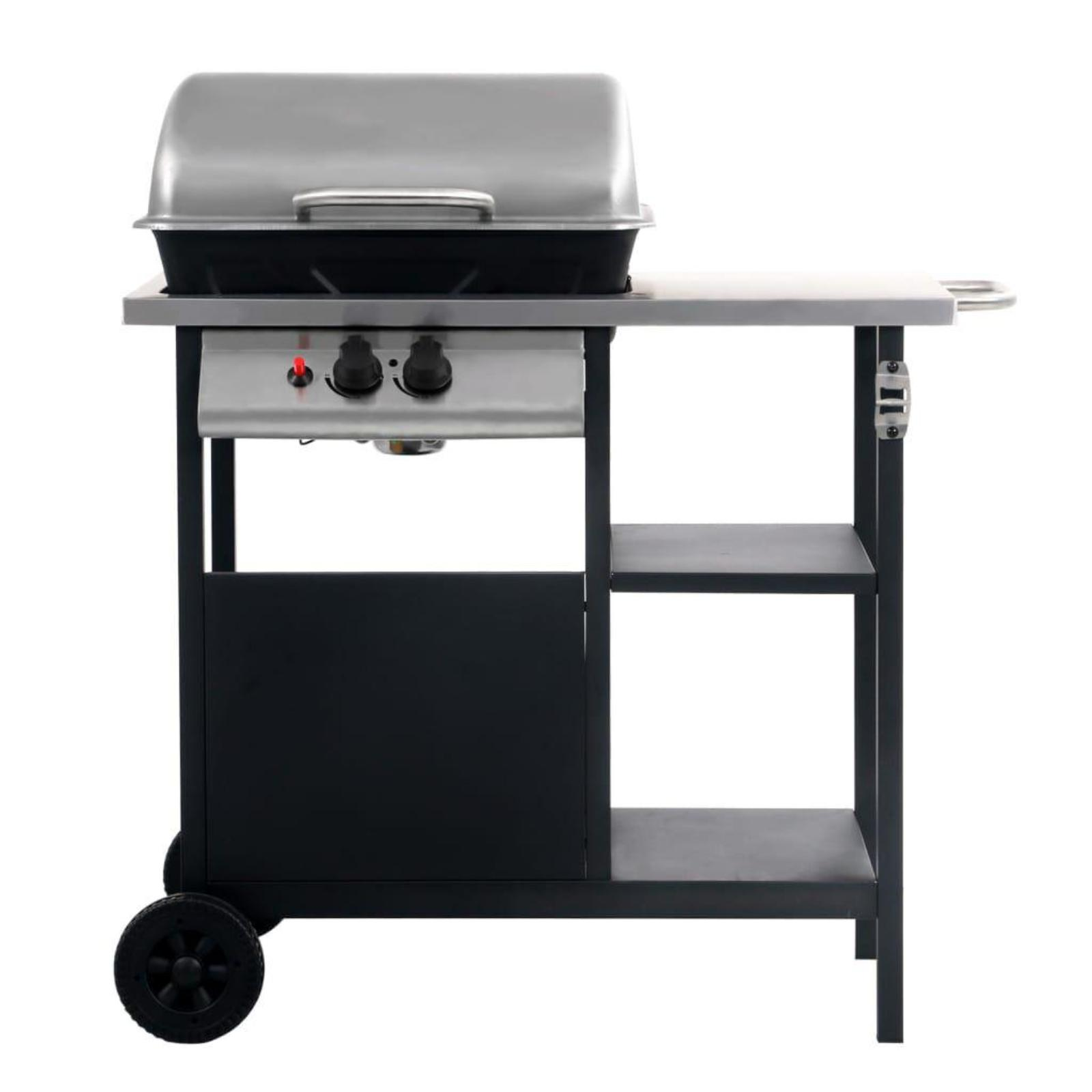Schwarzer Gasgrill mit Rädern. Edelstahlplatte, schwarzer Schrank und Regale. Weißer Hintergrund.