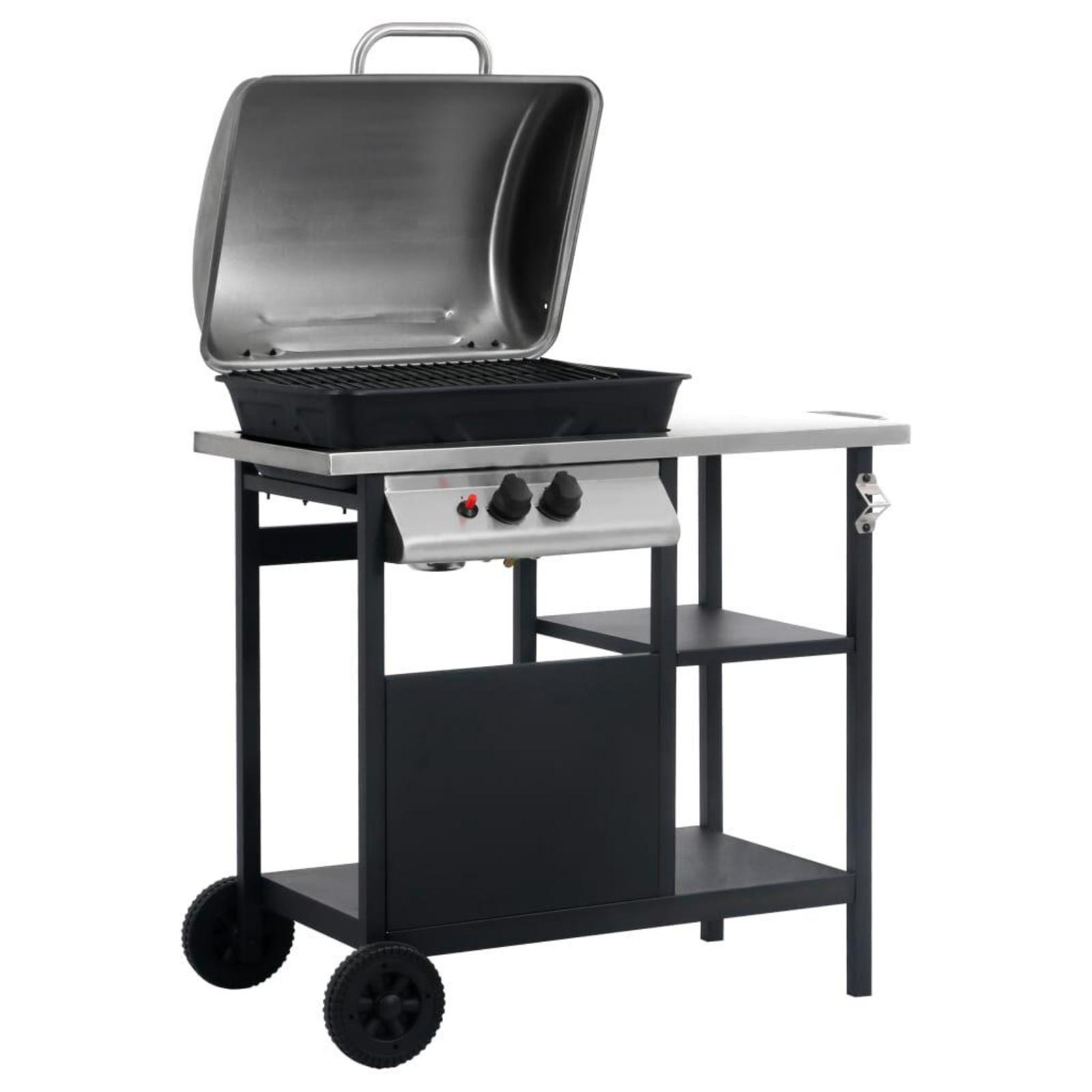 Gasgrill mit offenem Deckel. Edelstahlplatte, schwarzer Schrank, Regale und Räder. Weißer Hintergrund.