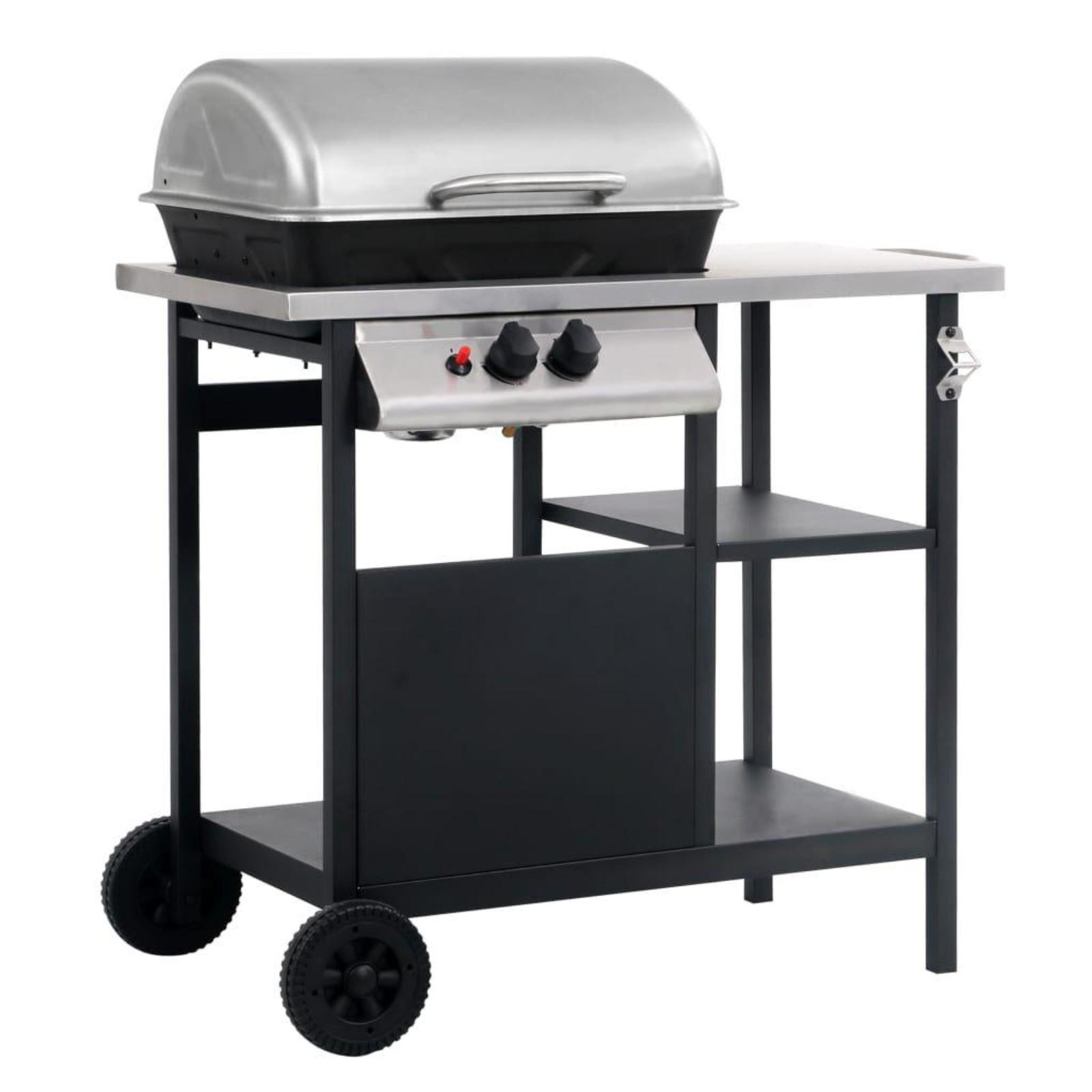 Gasgrill mit geschlossenem Deckel. Edelstahlplatte, schwarzer Schrank, Regale und Räder. Weißer Hintergrund.