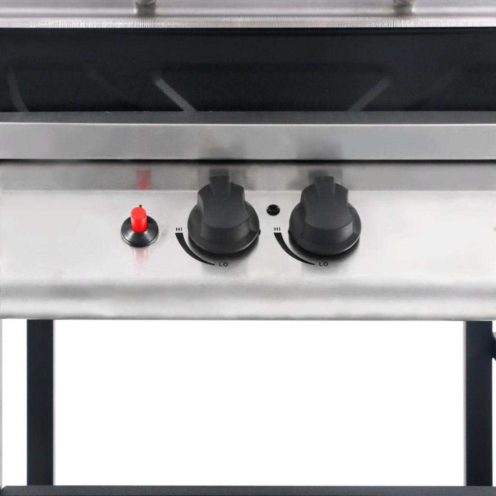 Nahaufnahme des Bedienfelds eines Grills mit zwei Knöpfen und einem roten Einschaltknopf.