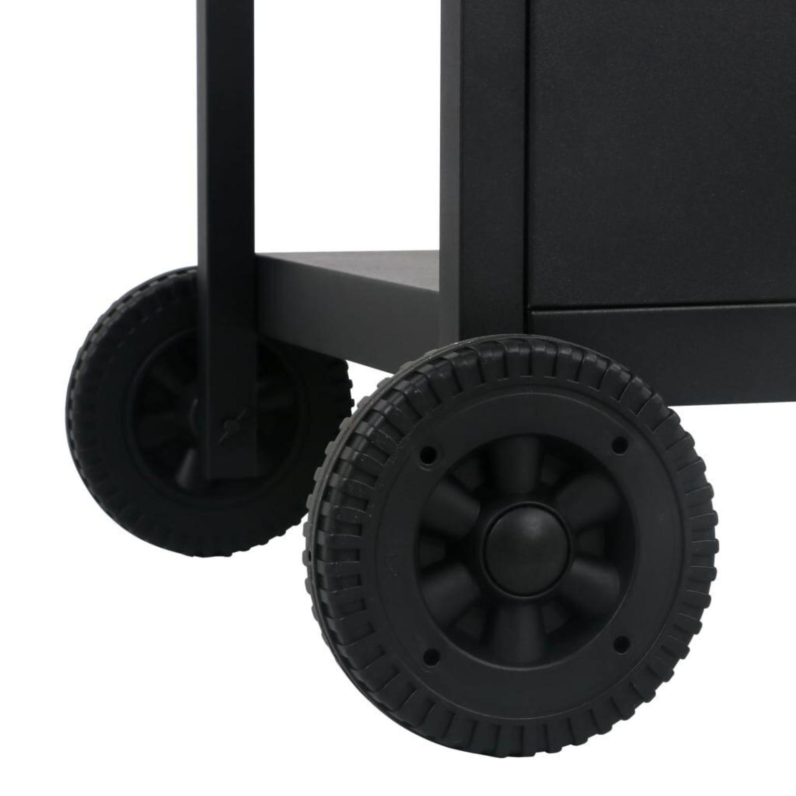 Räder eines schwarzen Grills. Zwei schwarze Räder an einem schwarzen Grill. Weißer Hintergrund.