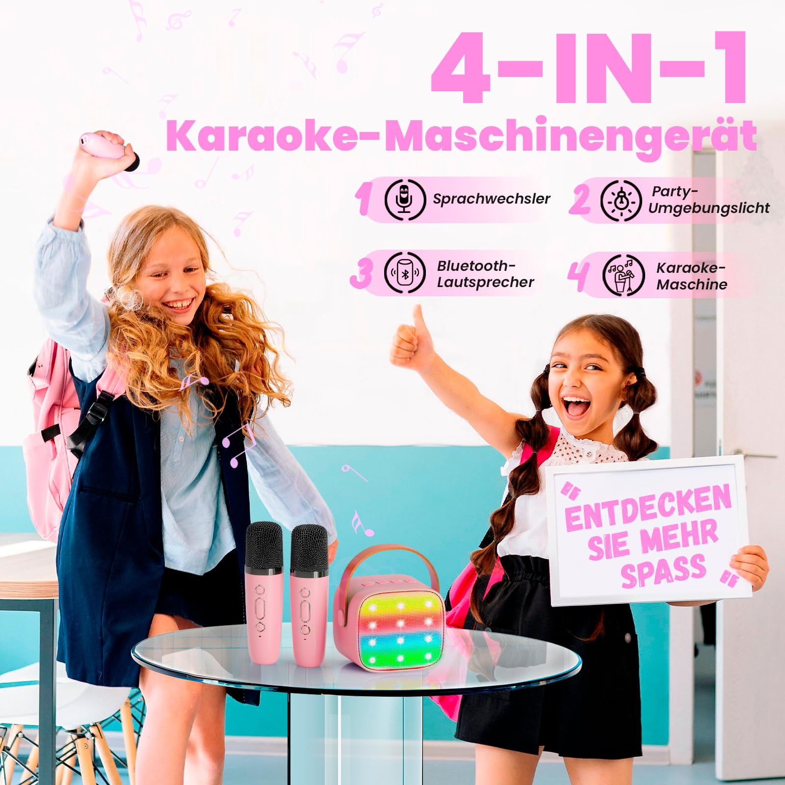 Zwei Mädchen mit Mikrofonen. Karaoke-Maschine auf einem Tisch. Text über das Produkt. Rosa Hintergrund.