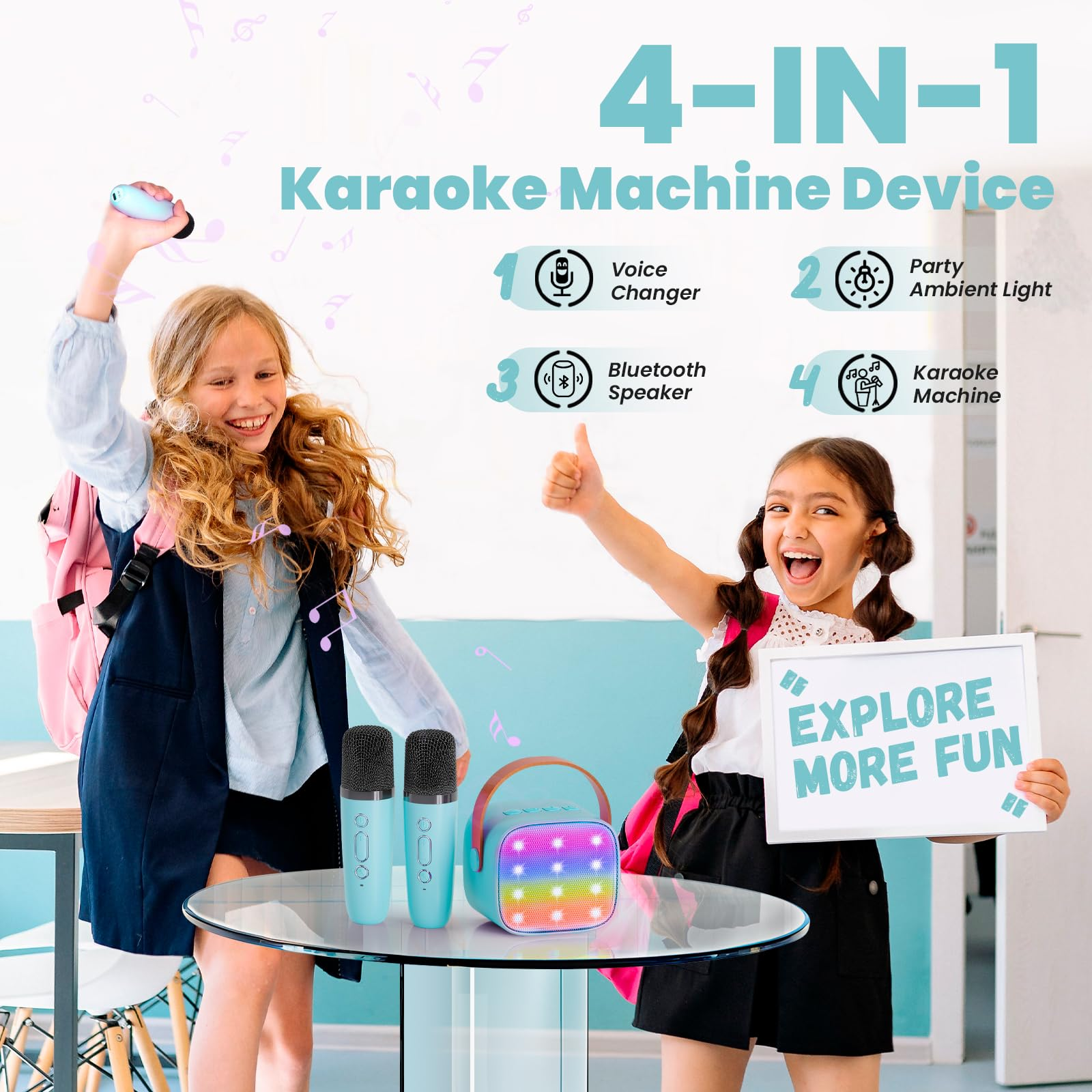 Zwei Mädchen halten Mikrofone und stehen vor einem Tisch mit Lautsprechern und einem Karaoke-Maschinengerät.
