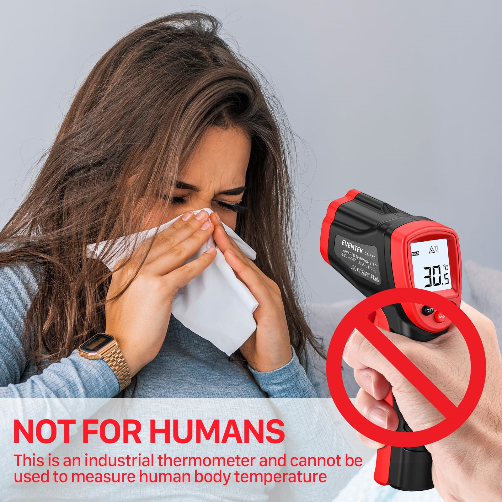 Frau putzt sich die Nase, benutzt ein Industriethermometer. Rotes und schwarzes Thermometer mit rotem Verbotsschild.