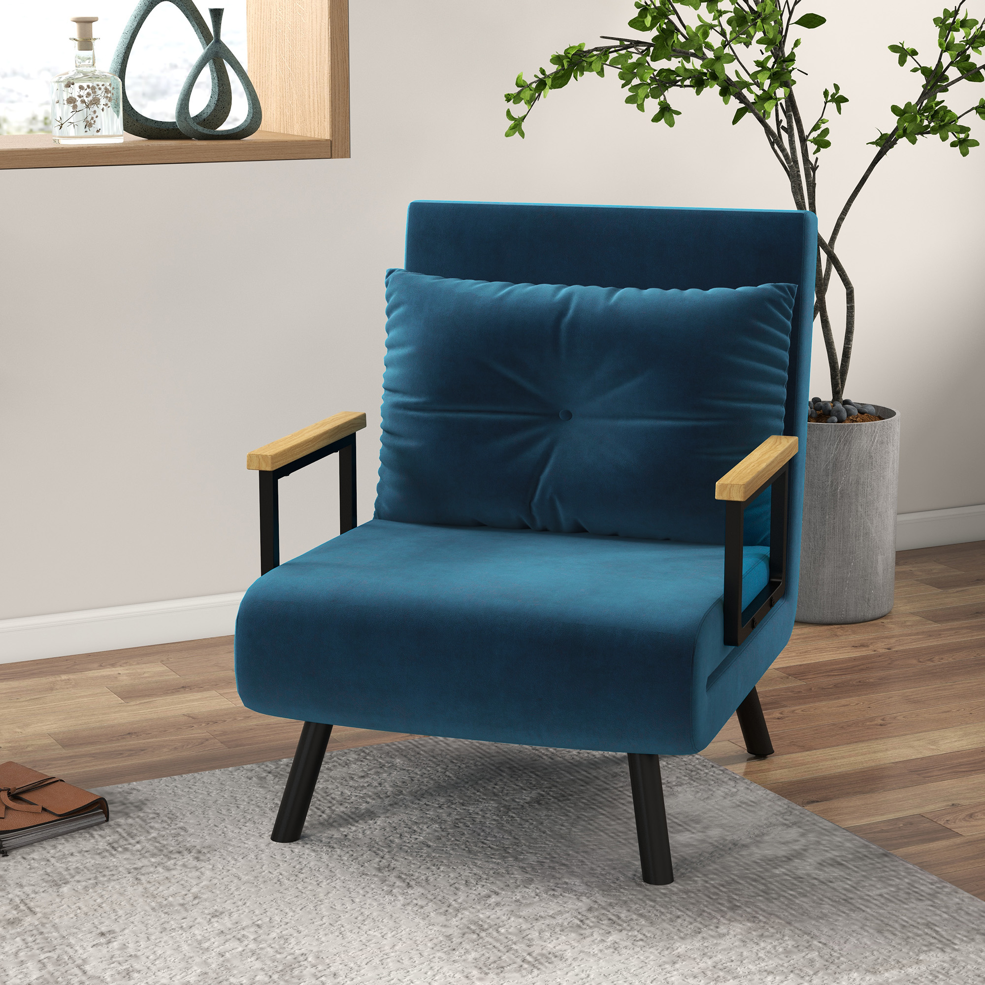 Sillón de terciopelo azul con reposabrazos de madera y marco negro. Una almohada azul está en la silla.