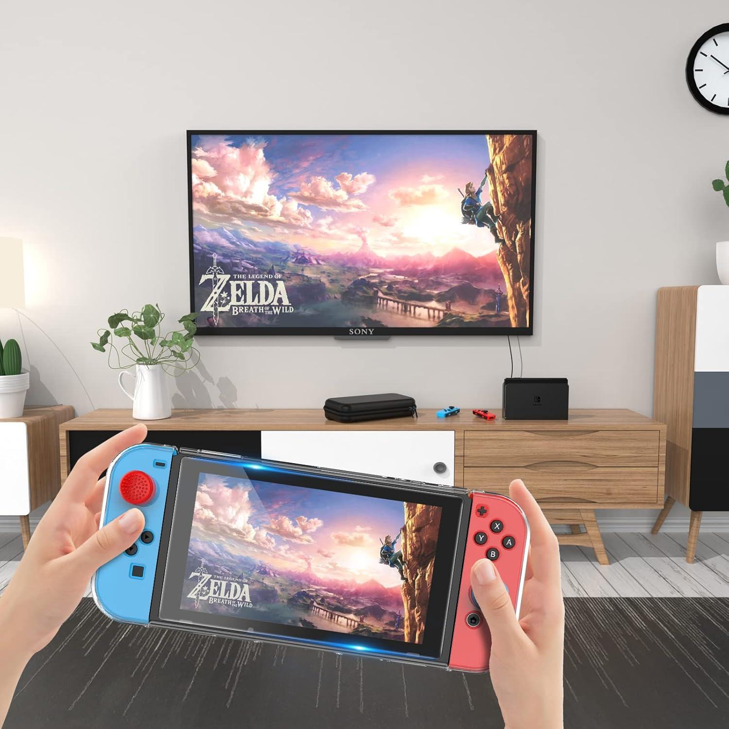 Hände halten eine Nintendo Switch mit Spiel auf dem Bildschirm. Ein Fernseher zeigt das gleiche Spiel im Hintergrund.