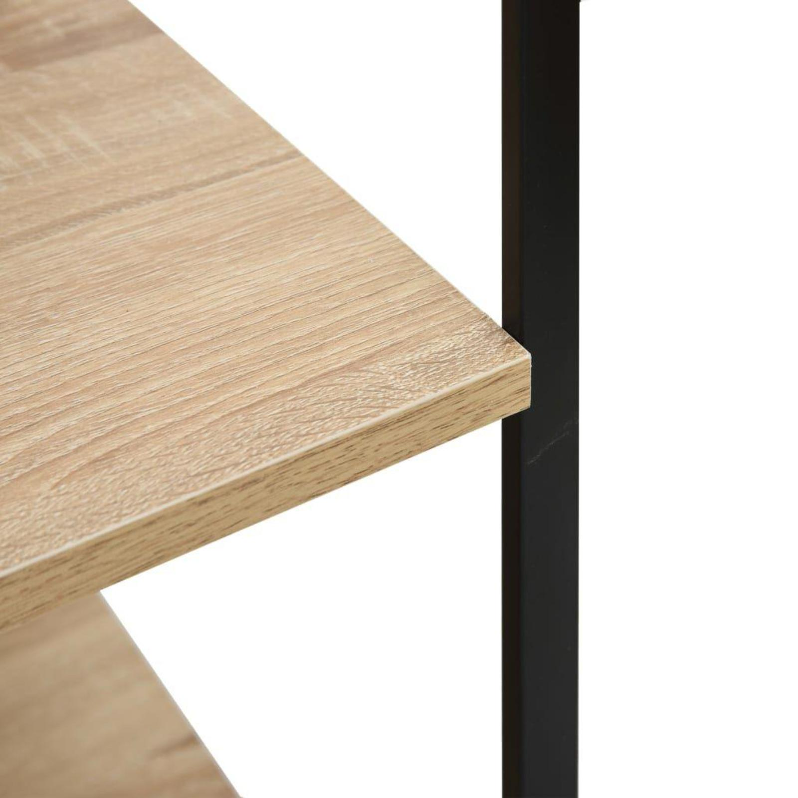 Nahaufnahme eines Holzregals mit schwarzem Metallrahmen.