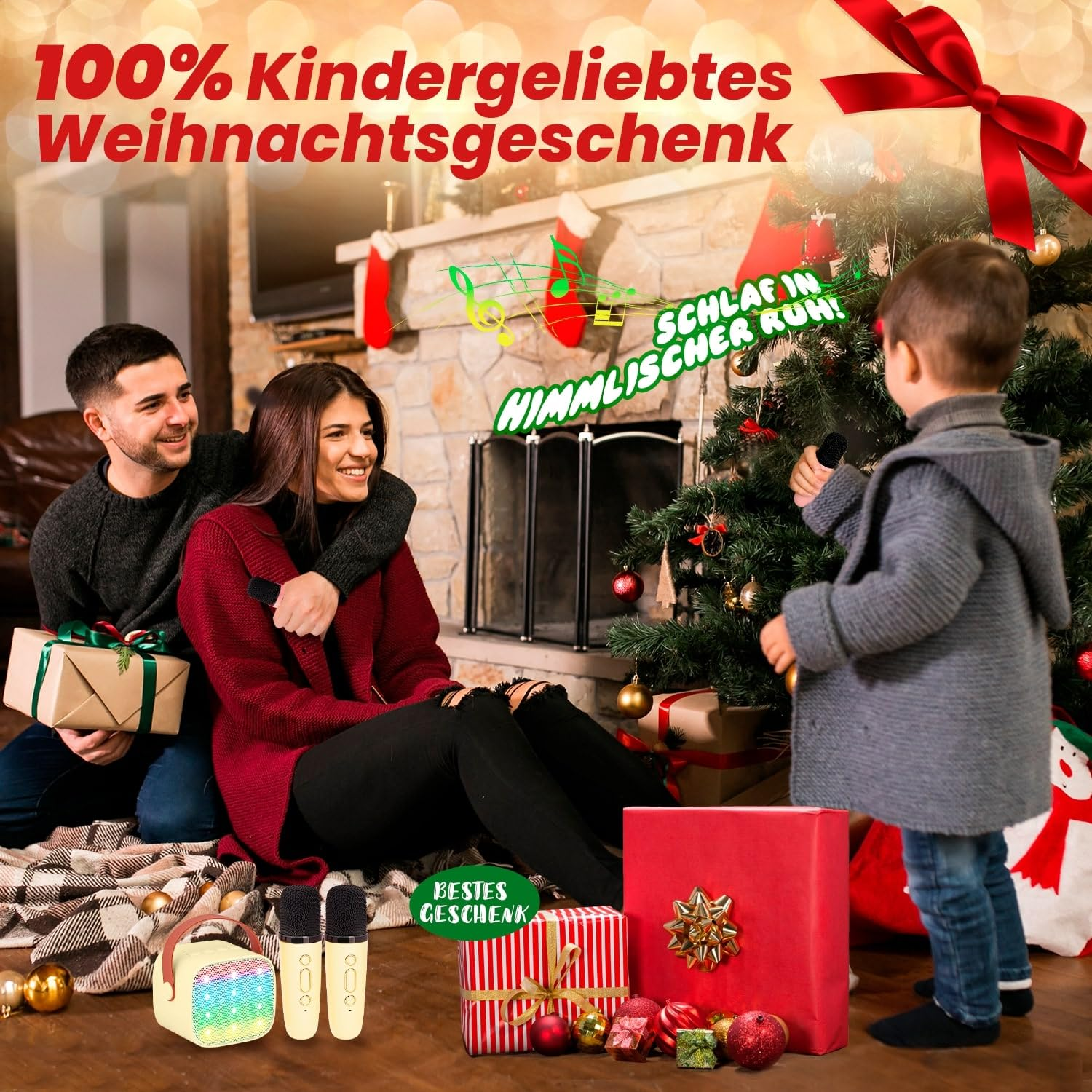 Eine Familie mit Kind am Weihnachtsbaum, Geschenken und einer Karaoke-Maschine.