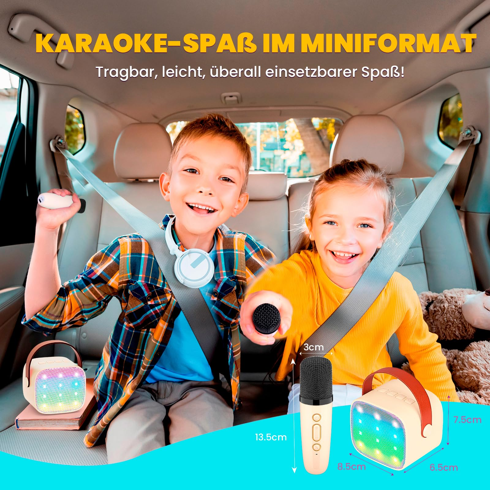 Zwei Kinder im Auto mit Karaoke-Maschine und Mikrofonen, Abmessungen sichtbar.