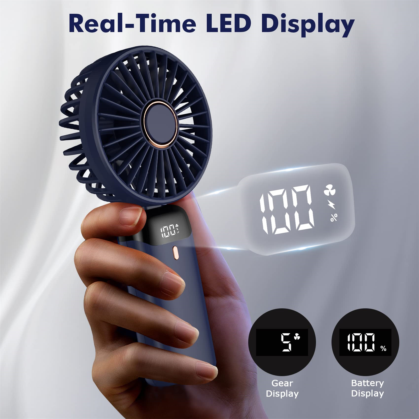 Hand hält einen tragbaren Ventilator. Echtzeit-LED-Anzeige. Zeigt Gang- und Batteriestand an.