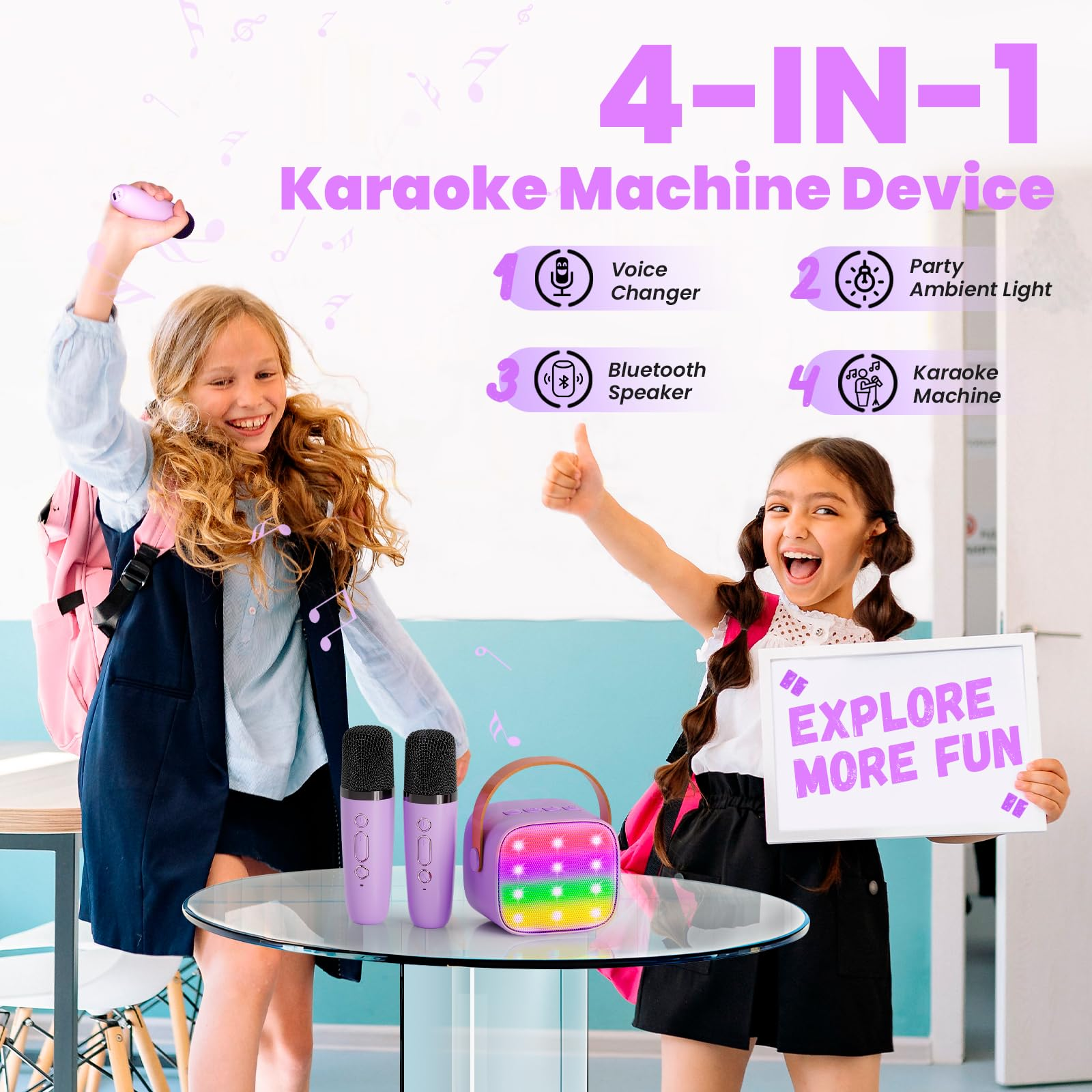 Zwei Mädchen halten Mikrofone und schauen auf eine Karaoke-Maschine mit bunten Lichtern.