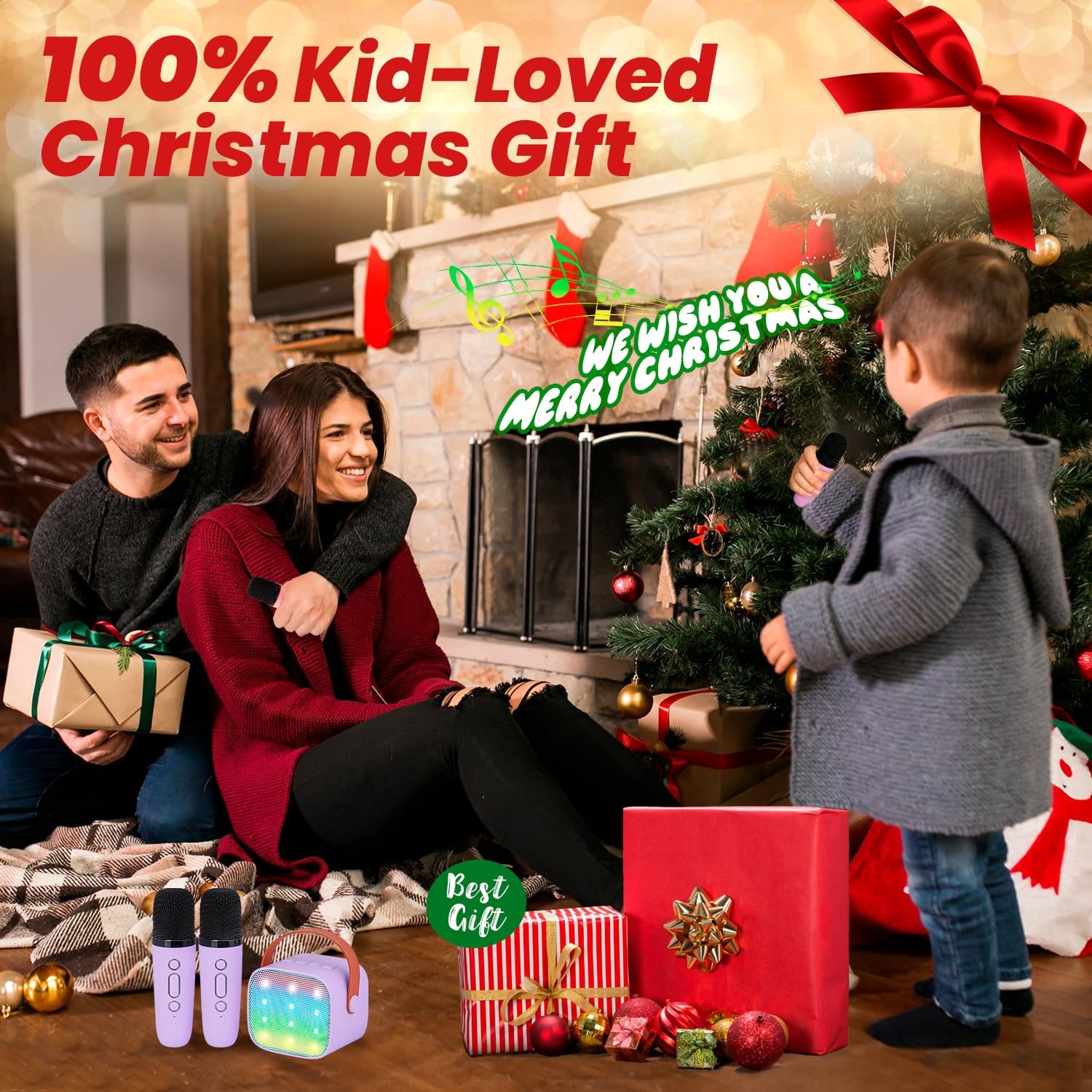 Familie an einem Weihnachtsbaum mit Karaoke-Maschine, Mikrofonen und Geschenken. Ein Kind singt.