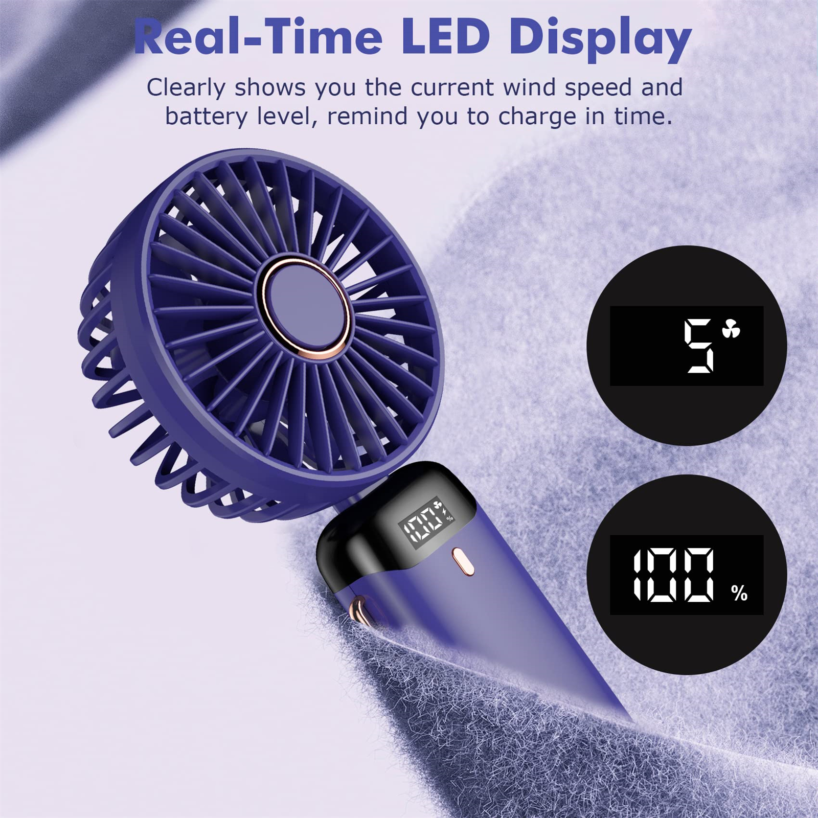 Lila Mini-Ventilator mit Anzeige von Windgeschwindigkeit und Akkuladestand. Auf grauer Decke.