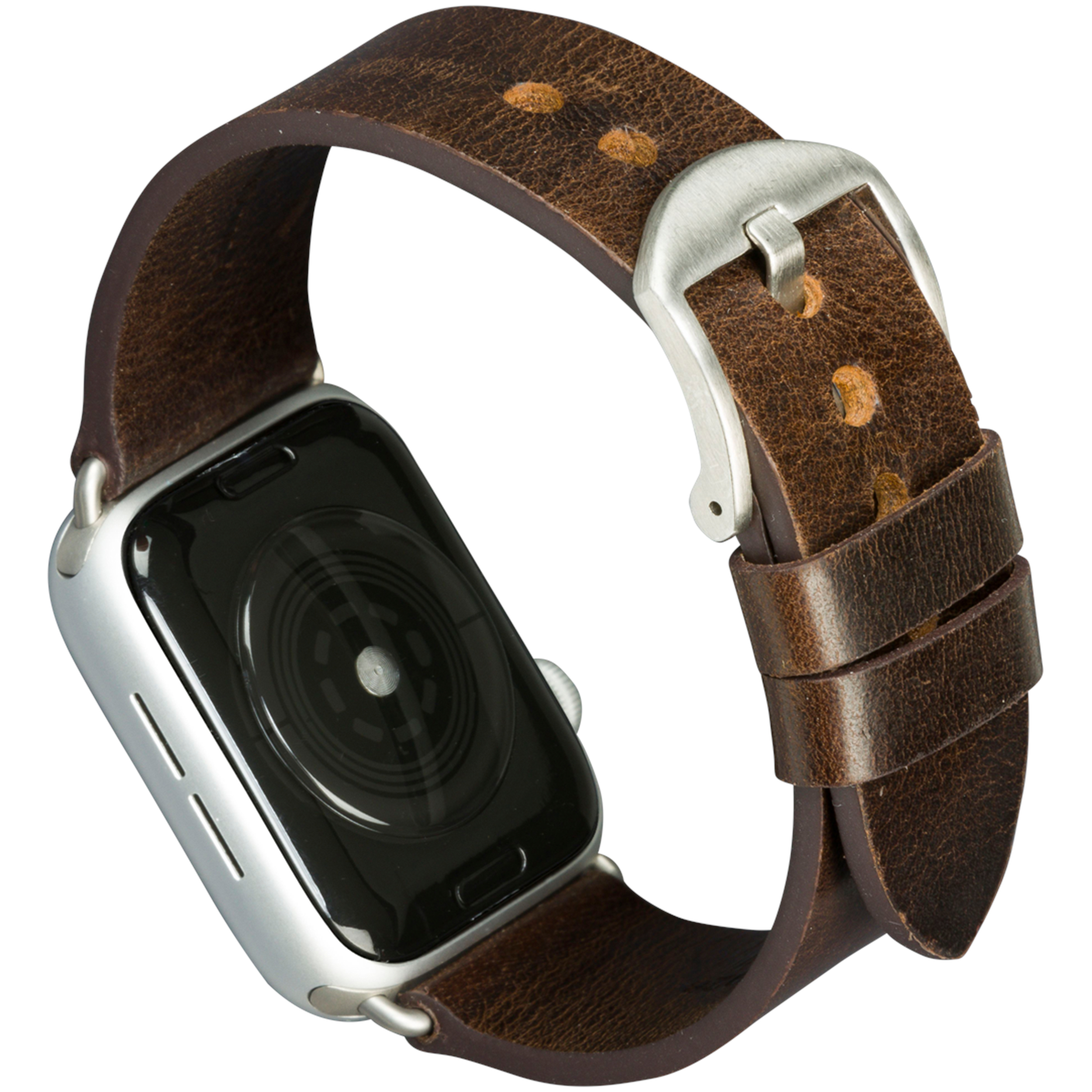 Apple Watch con cinturino in pelle marrone. L'orologio è argento, con retro e fibbia visibili. Isolato.